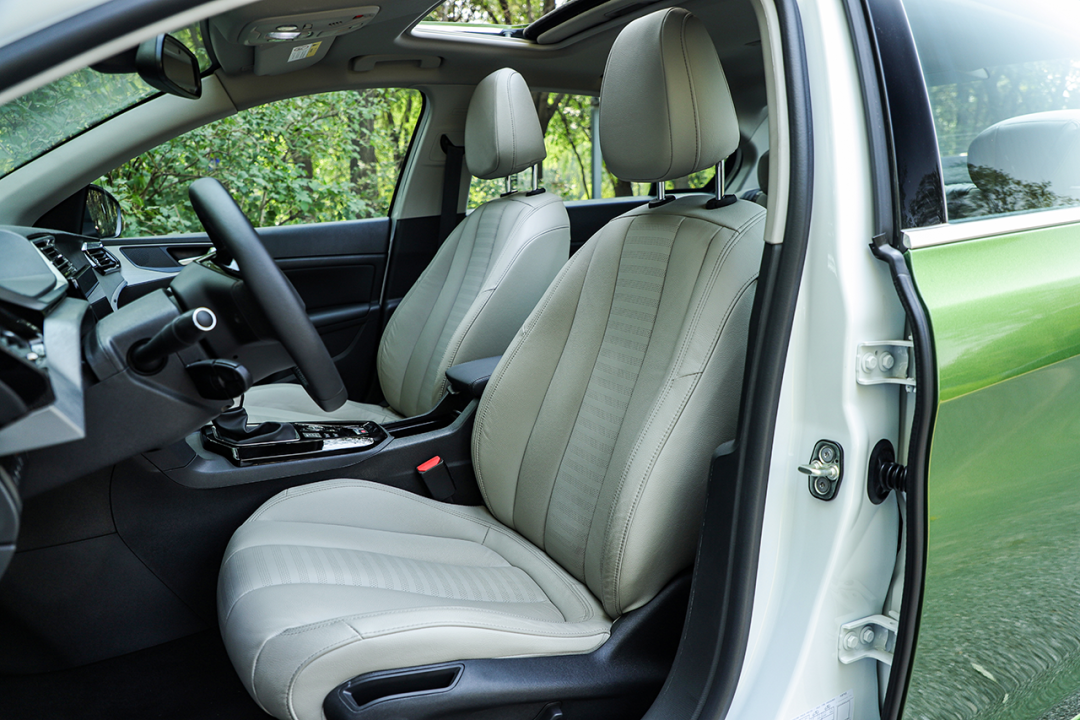 标致408:顶配只卖12.17万!1.6T+爱信6AT!这辆合资车“不讲武德”?（标致4082018款）