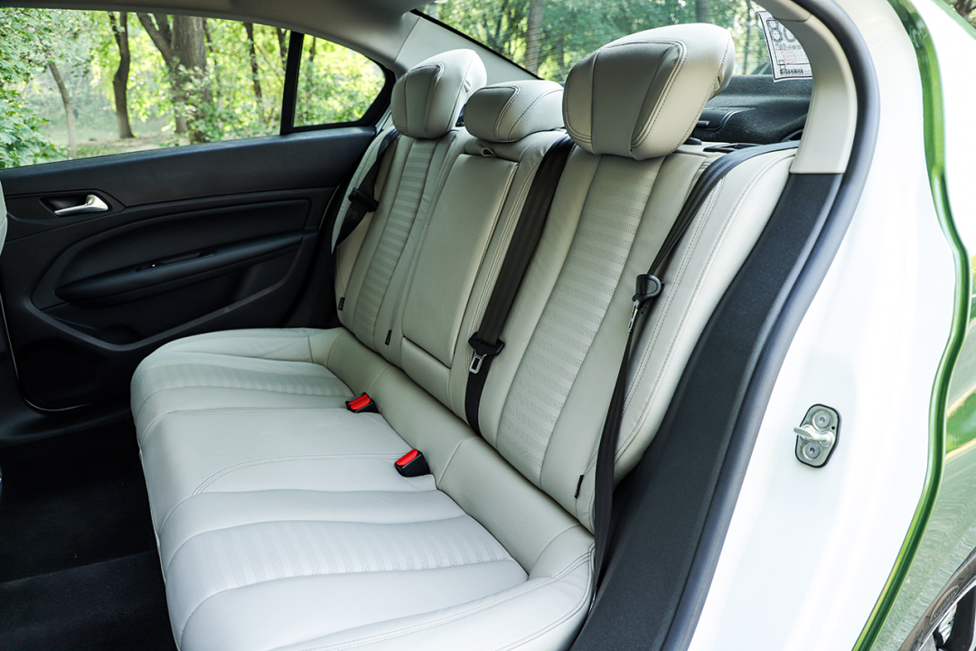 标致408:顶配只卖12.17万!1.6T+爱信6AT!这辆合资车“不讲武德”?（标致4082018款）