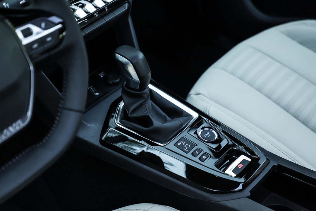 标致408:顶配只卖12.17万!1.6T+爱信6AT!这辆合资车“不讲武德”?（标致4082018款）