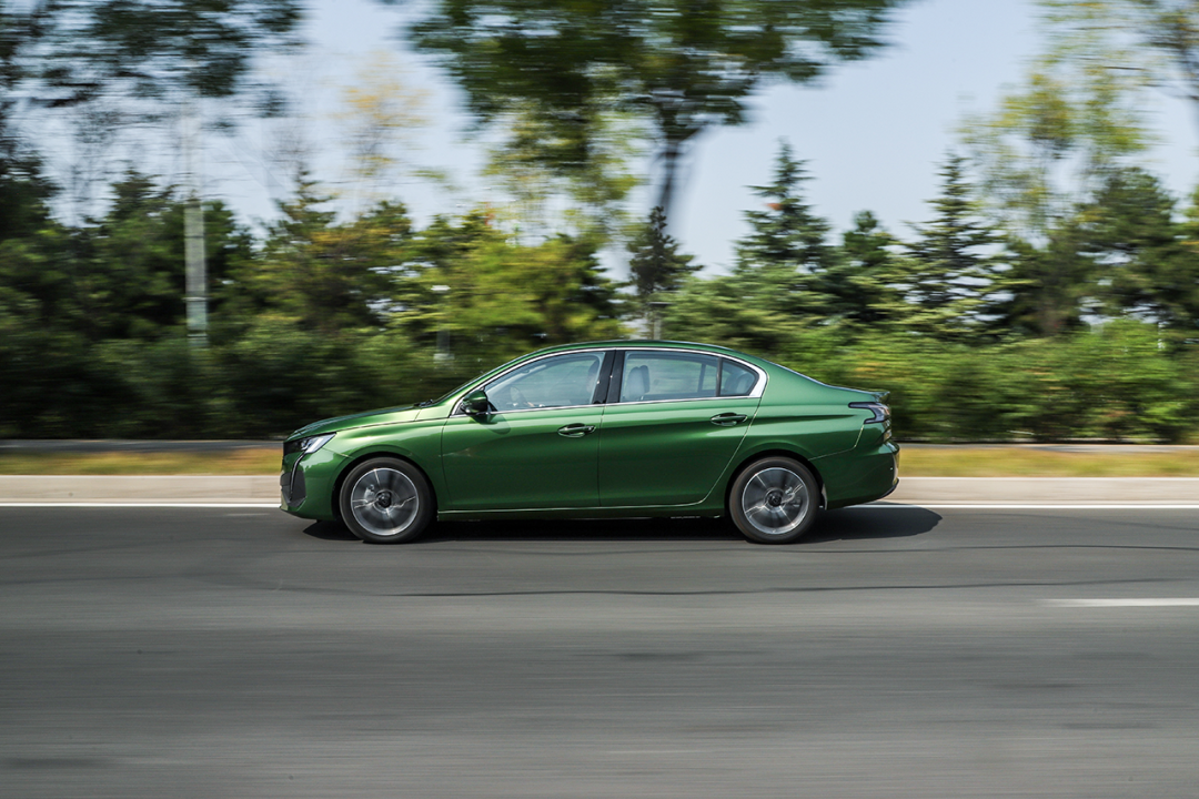 标致408:顶配只卖12.17万!1.6T+爱信6AT!这辆合资车“不讲武德”?（标致4082018款）