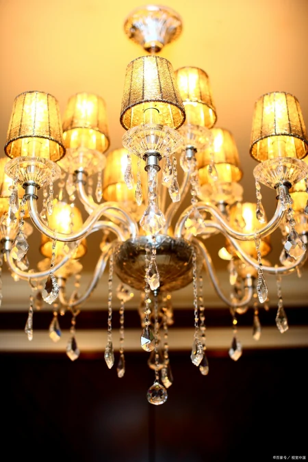 如何选购客厅水晶吊灯？-灯具如何选择 客厅用水晶灯好吗