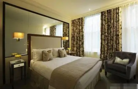 带你参观高亚麟住的房子，客厅吊灯挂着红灯笼，装修有点太独特了-高亚麟作品