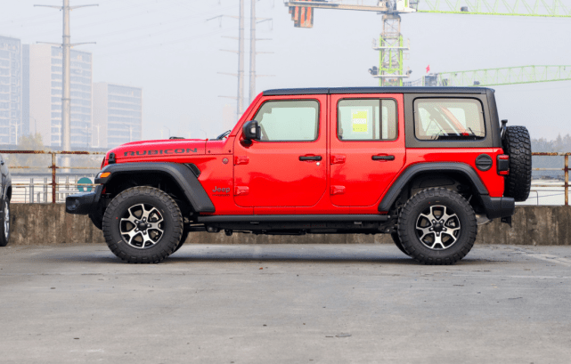 2021款牧马人42.99万，纯进口，自重超2吨，翻山越岭很轻松（牧马人款报价）