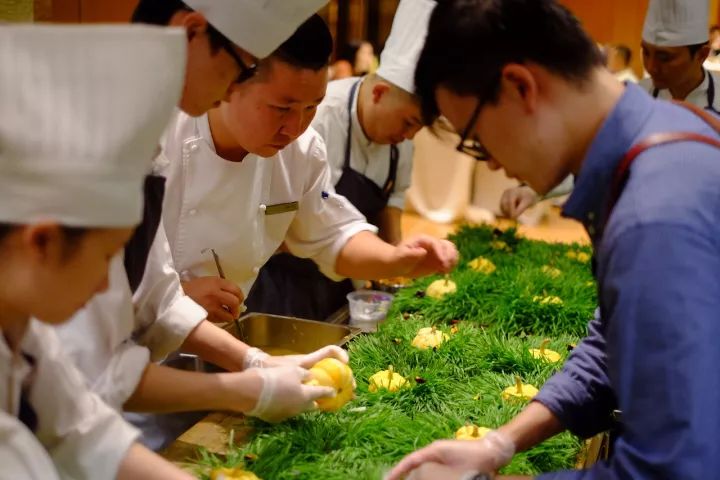 撕X | 五星级酒店摆婚宴，办满月的各种套路都在这了！办不办你自己看～-酒店满月宴菜单