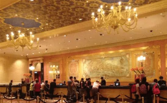 入住酒店时，一旦发现房间床上有这东西，立刻去前台退房，别犹豫-酒店床上发现虫子如何赔偿