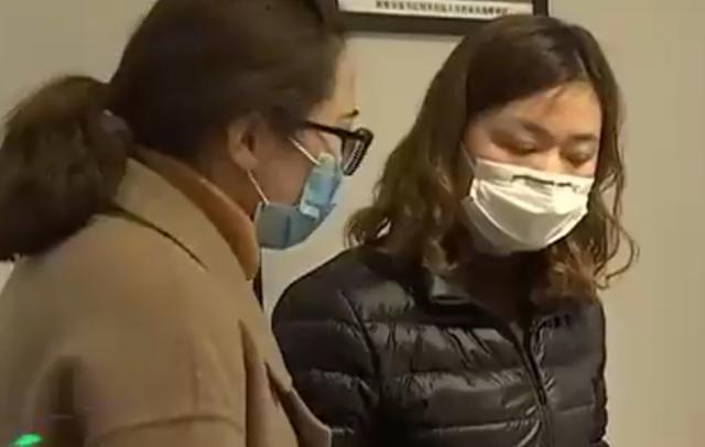 只要躺下就有东西蠕动，打开床垫一看女子崩溃：浑身都起鸡皮疙瘩-躺下不动感觉有小虫在爬一样的感觉