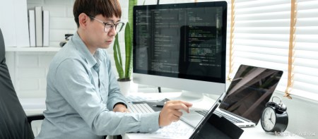 Java是一种易学易用的编程语言，适合初学者入门（java入门学什么）