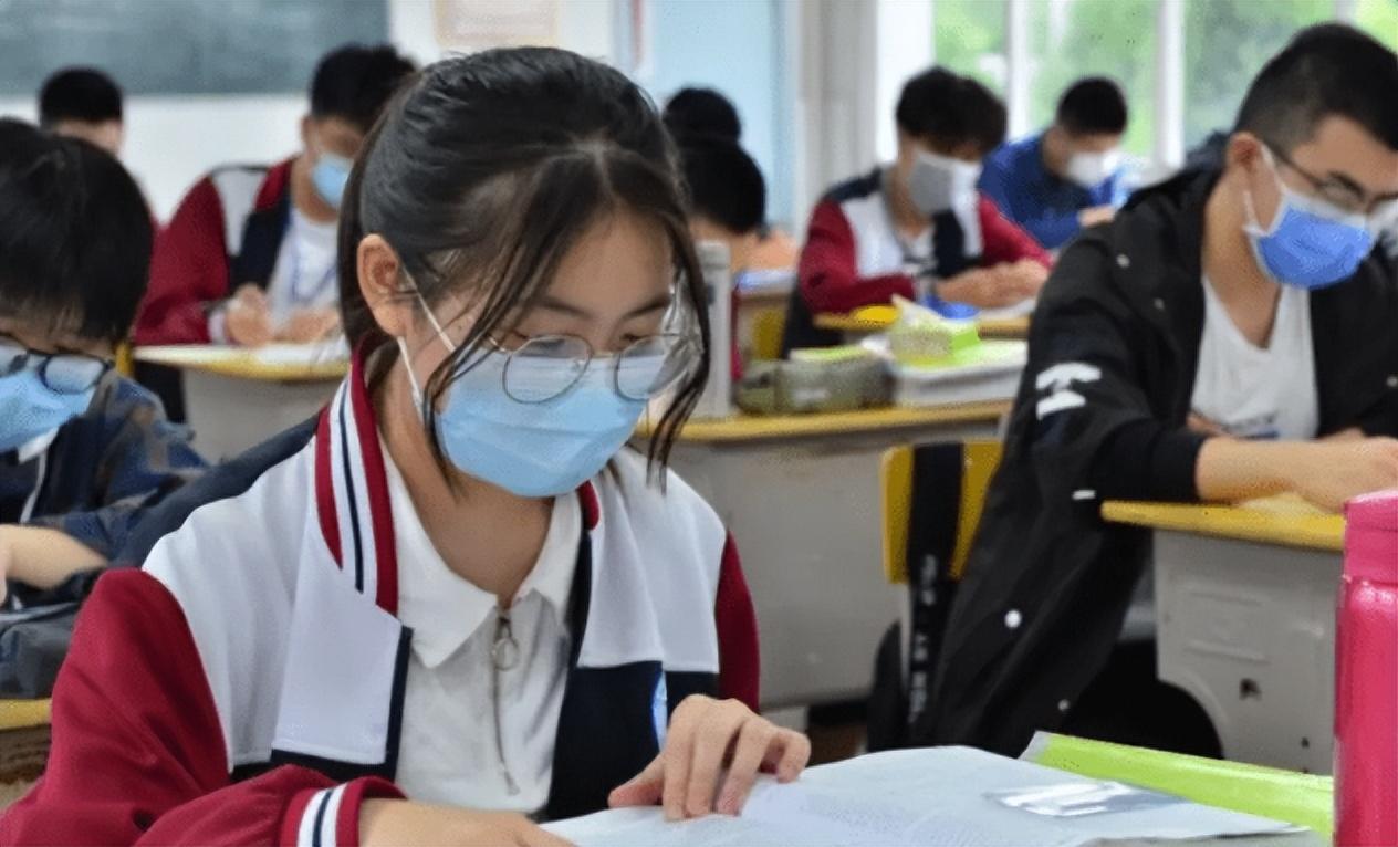 河南一老师漏为15名高考生报考，竟让签字自行放弃，太不像话了（高考考生迟到事件）