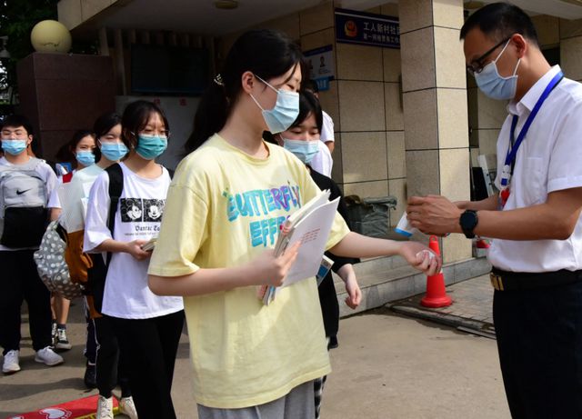 一老师漏掉15名学生高考报名，还让签“自愿放弃”，结果大快人心（高考老师发现作弊当场怎么处理）