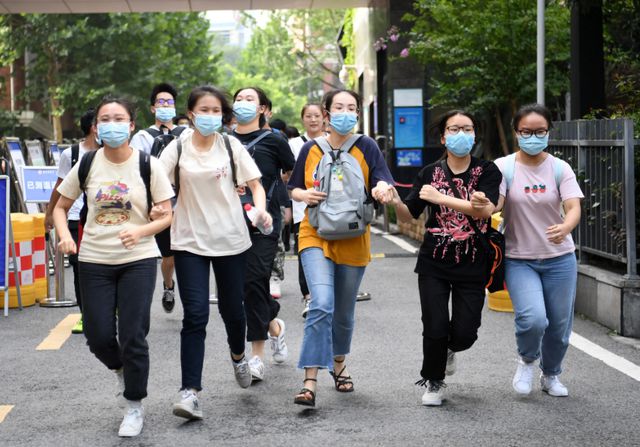 一老师漏掉15名学生高考报名，还让签“自愿放弃”，结果大快人心（高考老师发现作弊当场怎么处理）