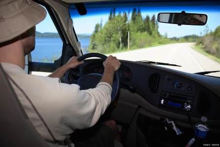 学习驾驶：新手入门指南（初学驾驶汽车步骤视频教程）