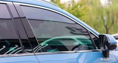 夏天开车又晒又热，新车怎么选隔热太阳膜？窗膜颜色越深越好吗？（汽车隔热太阳膜多少钱）