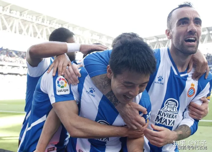 [足球新闻]第89分钟绝杀！武磊无愧中国金球奖得主，扛起国足荣誉大旗（国足晒武磊训练视频播放）