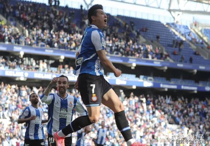 [足球新闻]第89分钟绝杀！武磊无愧中国金球奖得主，扛起国足荣誉大旗（国足晒武磊训练视频播放）