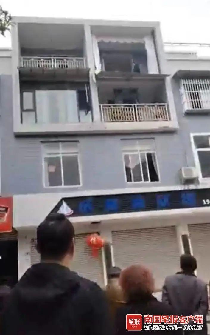 突发！房屋发出巨响，震飞的窗户砸中楼下2人（听到巨响窗户房子晃动）