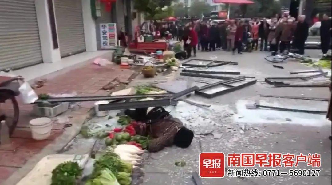 突发！房屋发出巨响，震飞的窗户砸中楼下2人（听到巨响窗户房子晃动）