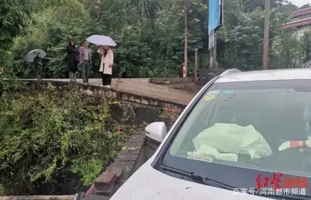 轰隆巨响！四川一家人从睡梦中惊醒，楼顶飞上来一辆汽车（四川一家三口被杀）