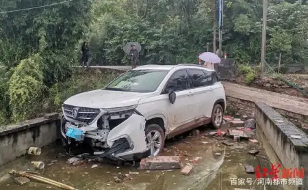 轰隆巨响！四川一家人从睡梦中惊醒，楼顶飞上来一辆汽车（四川一家三口被杀）