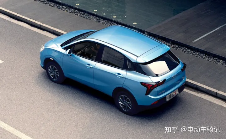 2款入门级四轮电动车，最大续航301km，冬暖夏凉，接娃出行都方便（四轮电动车哪款最好骑）