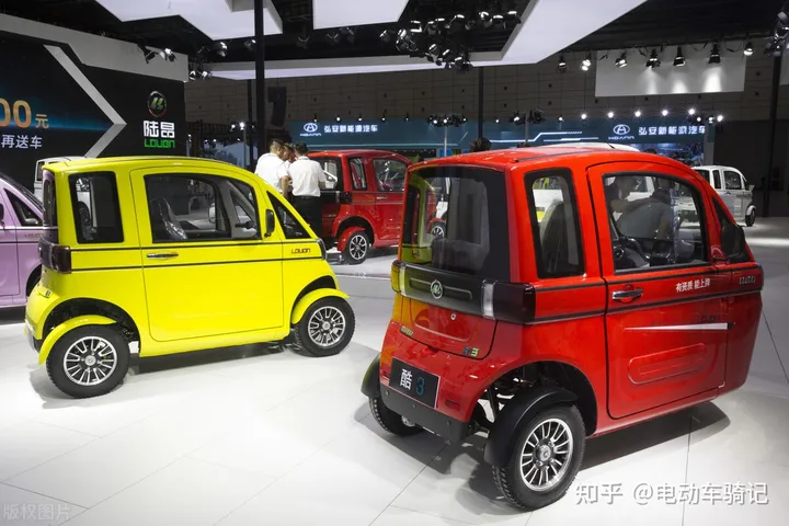 2款入门级四轮电动车，最大续航301km，冬暖夏凉，接娃出行都方便（四轮电动车哪款最好骑）