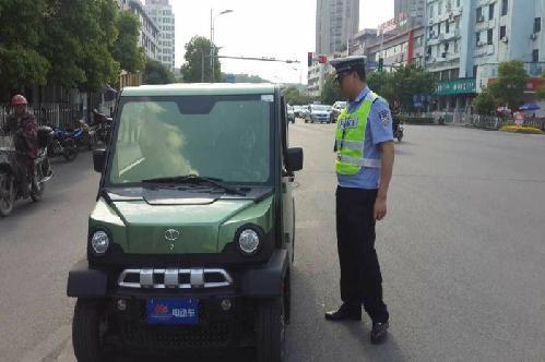 如何看待这些“无证驾驶”的四轮电动车？（无证驾驶电动四轮怎么处理）