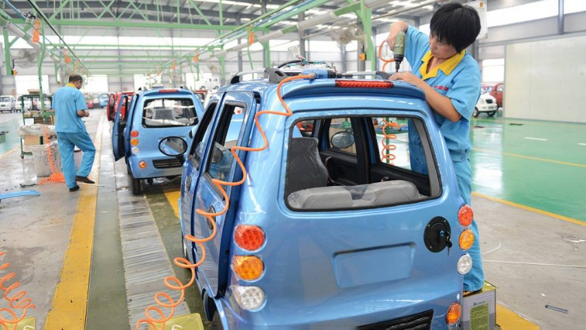 今天才知道，低速四轮电动车制造成本有多少？商家卖一辆能赚多少（电动车四轮车多少钱）