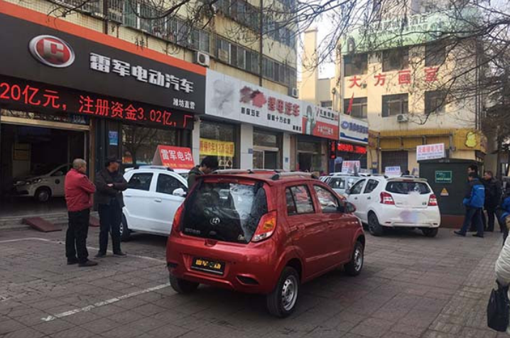 今天才知道，低速四轮电动车制造成本有多少？商家卖一辆能赚多少（电动车四轮车多少钱）