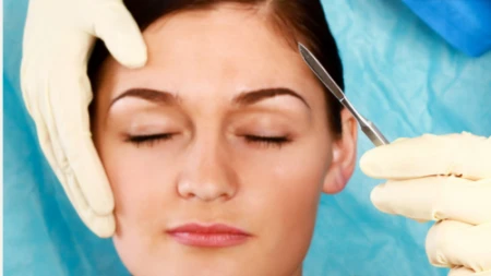 50岁鼓起勇气做拉皮，总结5点教训，句句都是大实话-五十岁女人做脸部拉皮有副作用吗