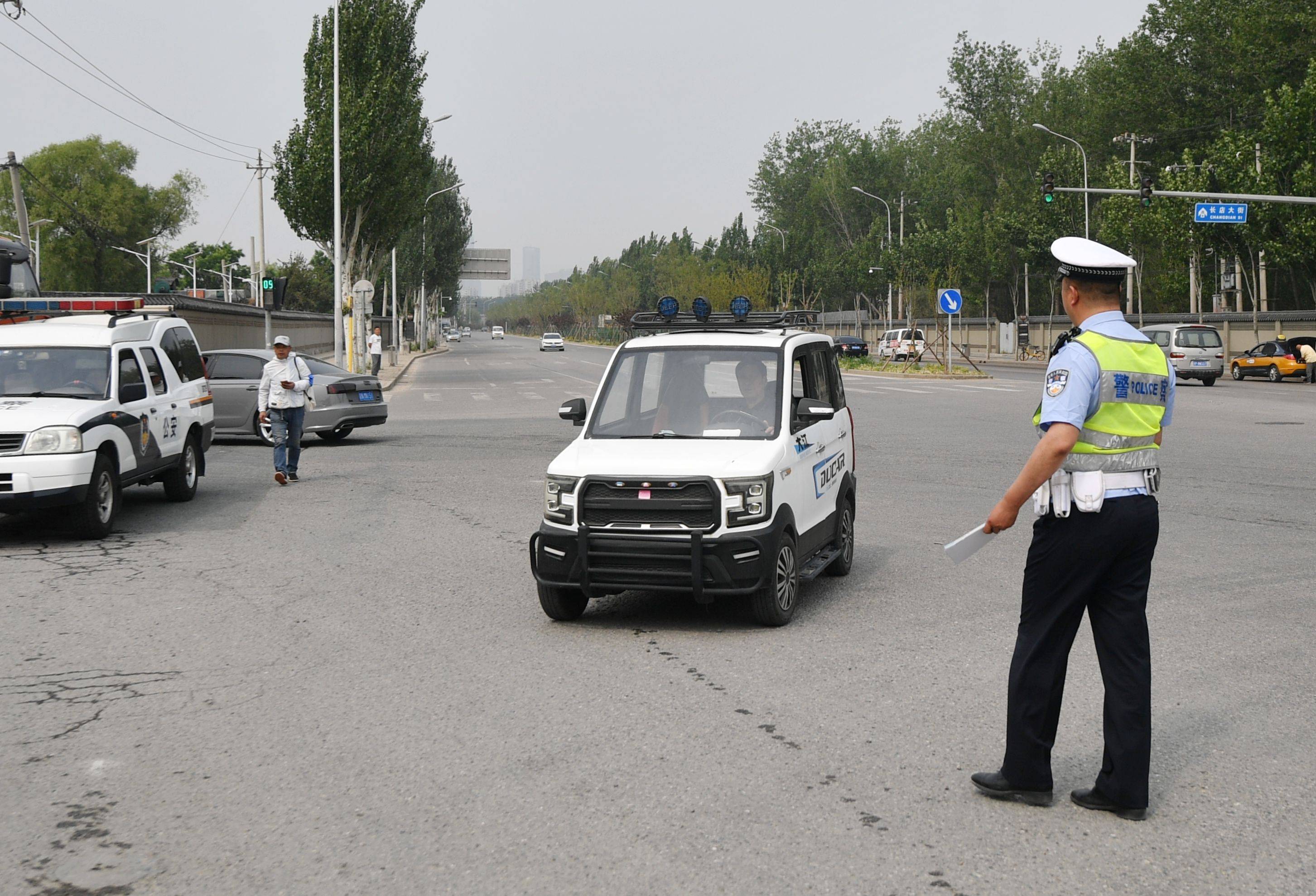 北京交警加强电动三、四轮车“过渡期”政策宣传（2024年全国禁止电动车）