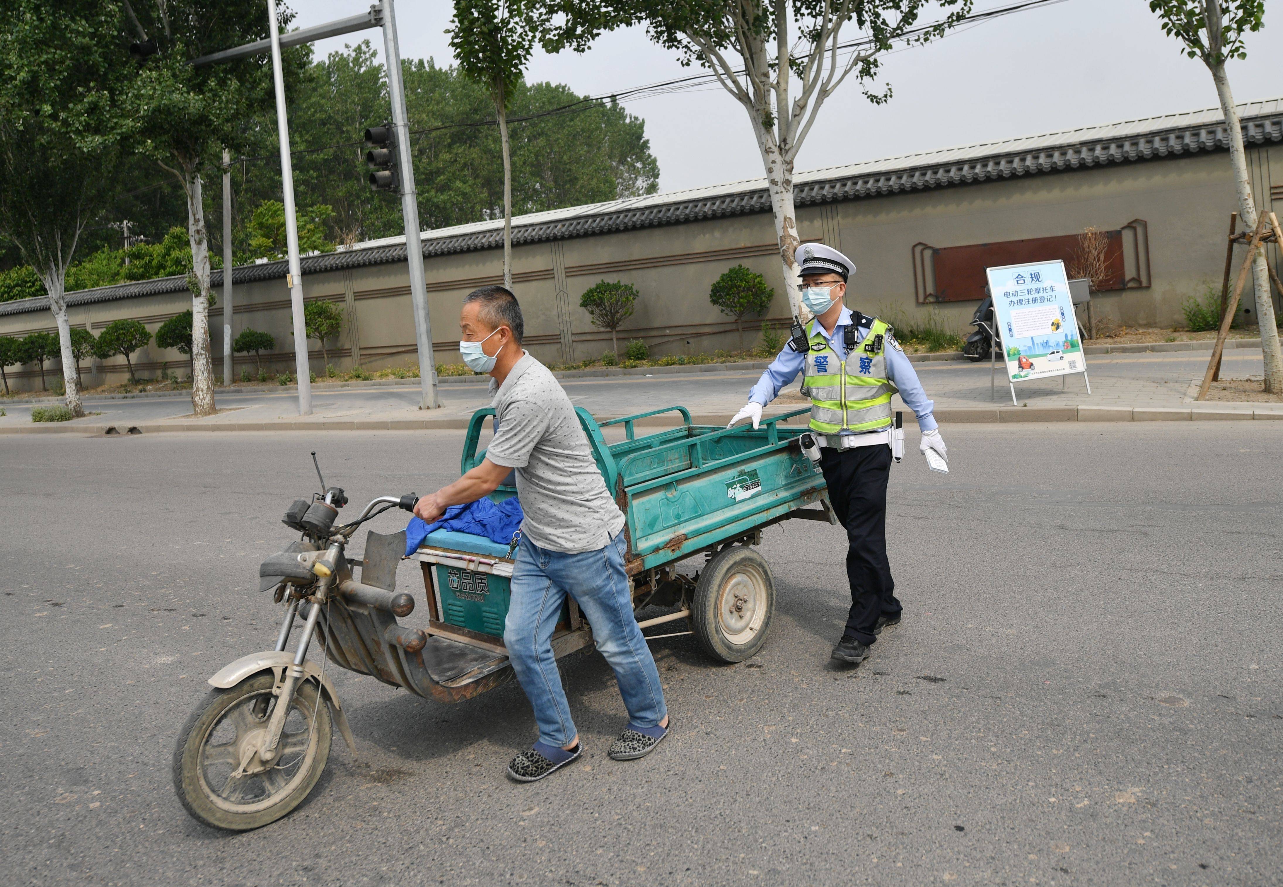 北京交警加强电动三、四轮车“过渡期”政策宣传（2024年全国禁止电动车）