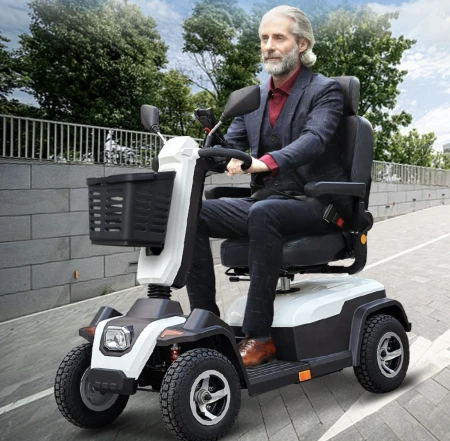 老年人代步选择电动三轮车好？还是四轮车好？看完你就知道了！（老年人代步车三轮车电瓶车）