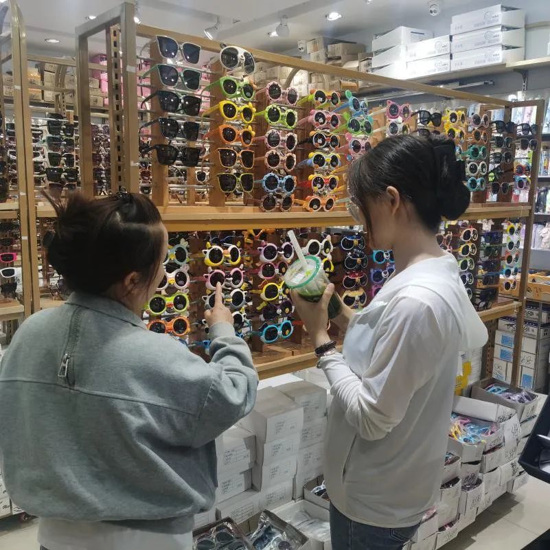 戴着过过瘾？儿童太阳镜戴错危害大 | 记者调查-太阳镜对儿童眼睛的危害