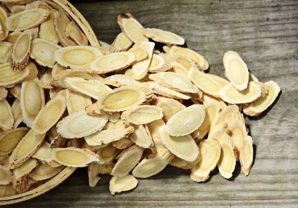 黄芪泡水喝的功效和作用知道多少？这几类人不能喝-黄芪泡水喝的功效与作用禁忌?