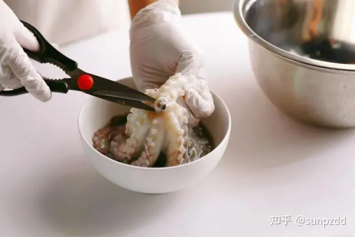 白灼八爪鱼怎么做，才能口感滑脆还不腥？这3点很关键（白灼八爪鱼怎么做好吃 家常做法视频）