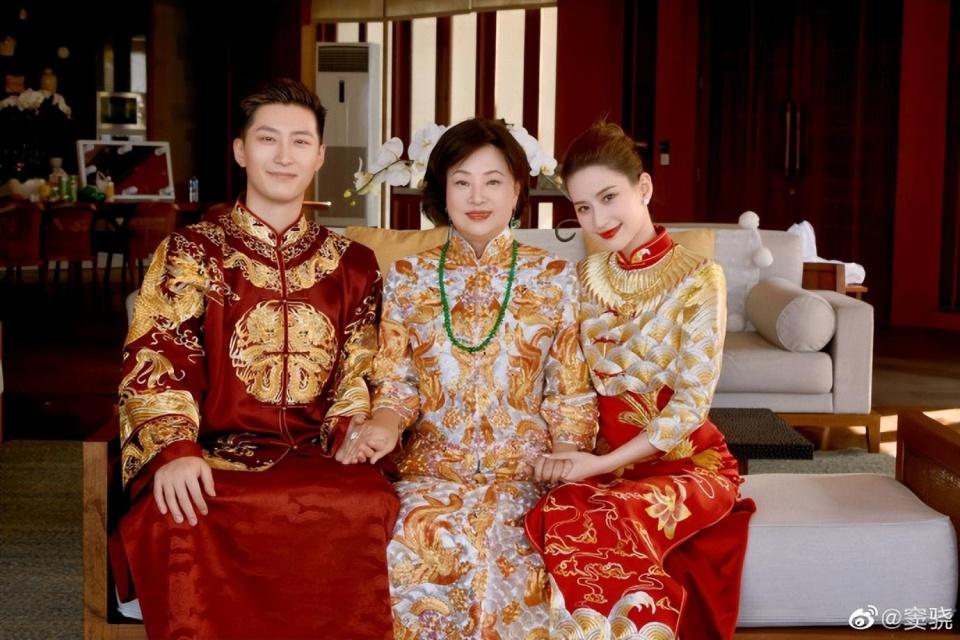 前任变一家人？窦骁何超莲大婚，闹过绯闻的奚梦瑶被送上热搜，4年前曾发文辟谣：我们是彻头彻尾的同事关系-窦骁和何超莲的婚礼视频