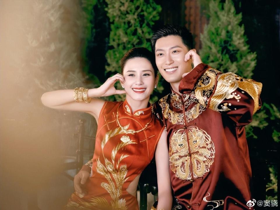 前任变一家人？窦骁何超莲大婚，闹过绯闻的奚梦瑶被送上热搜，4年前曾发文辟谣：我们是彻头彻尾的同事关系-窦骁和何超莲的婚礼视频