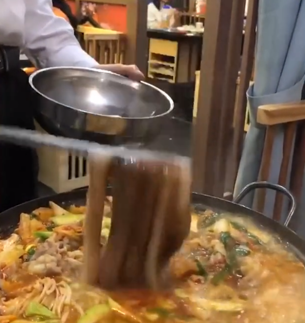 浙江一女子吃火锅下活章鱼，吓得连说对不起，服务员一句话太搞笑（章鱼涮火锅怎么处理）