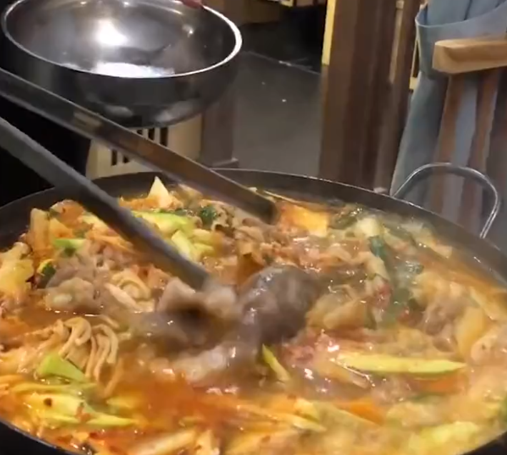 浙江一女子吃火锅下活章鱼，吓得连说对不起，服务员一句话太搞笑（章鱼涮火锅怎么处理）