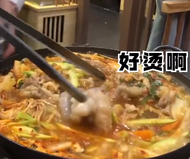浙江一女子吃火锅下活章鱼，吓得连说对不起，服务员一句话太搞笑（章鱼涮火锅怎么处理）