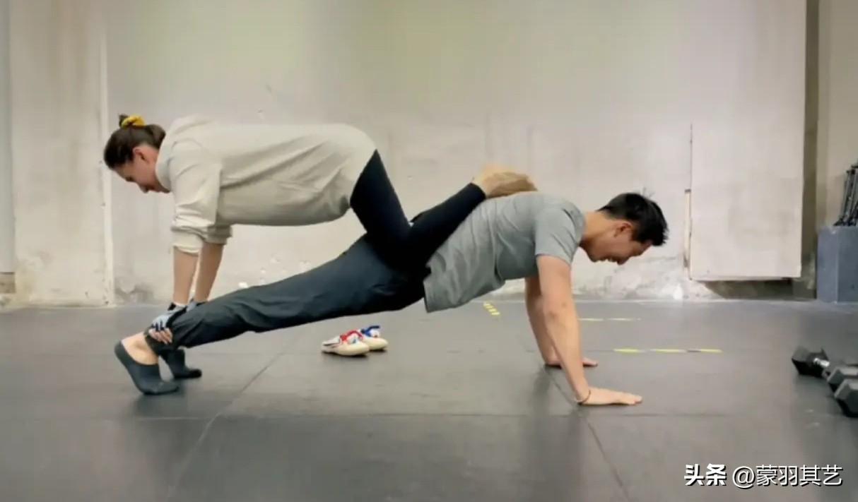 何超莲闺蜜詹子晴，一句“人帅那个大”，戳穿赘婿窦骁的豪门尴尬-何超莲是谁呀