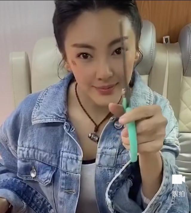 不做刀下八爪鱼！张雨绮首当其冲，愤怒全在令人胆寒的咔嚓声里！