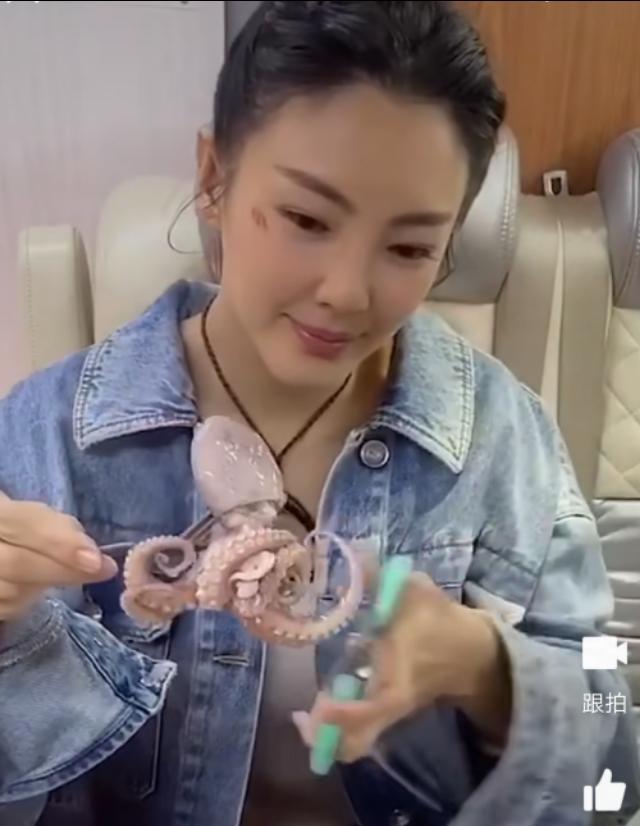 不做刀下八爪鱼！张雨绮首当其冲，愤怒全在令人胆寒的咔嚓声里！