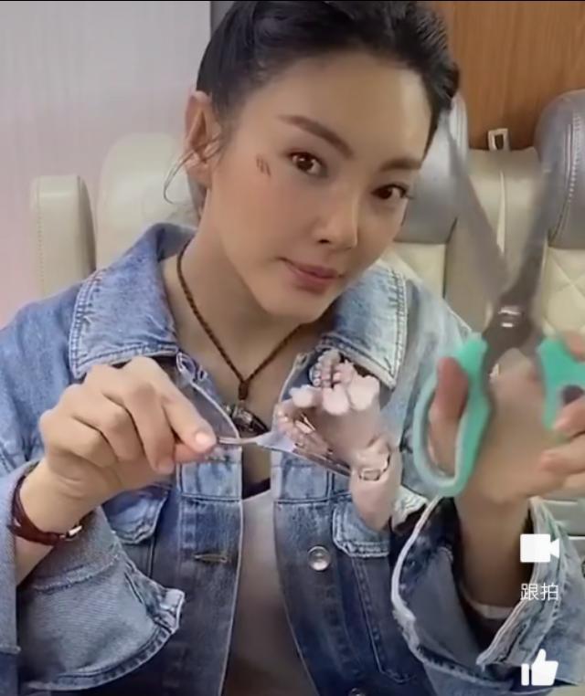 不做刀下八爪鱼！张雨绮首当其冲，愤怒全在令人胆寒的咔嚓声里！