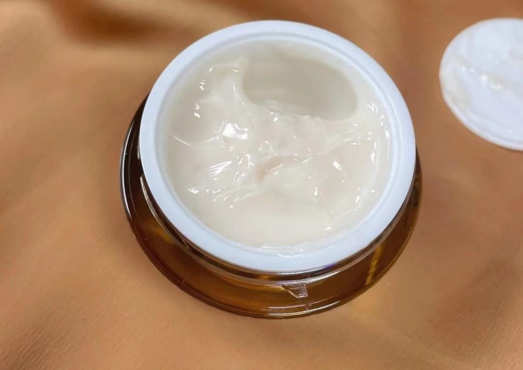 适合30+女人的“宝藏面霜”：资生堂滋润保湿，雅诗兰黛提拉紧致（资生堂面霜好用还是雅诗兰黛面霜好用）