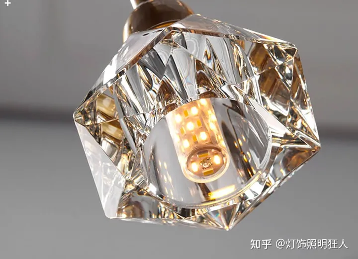 家装客厅吊灯选什么材质的好呢？-客厅吊灯装什么款式好