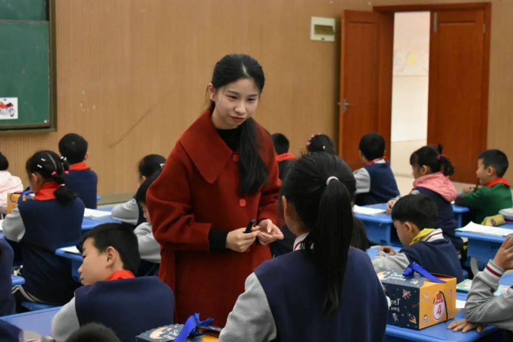 道士头和扎小辫，小学生发型代表组织，教师：不盘是不是不合群-道士发髻种类