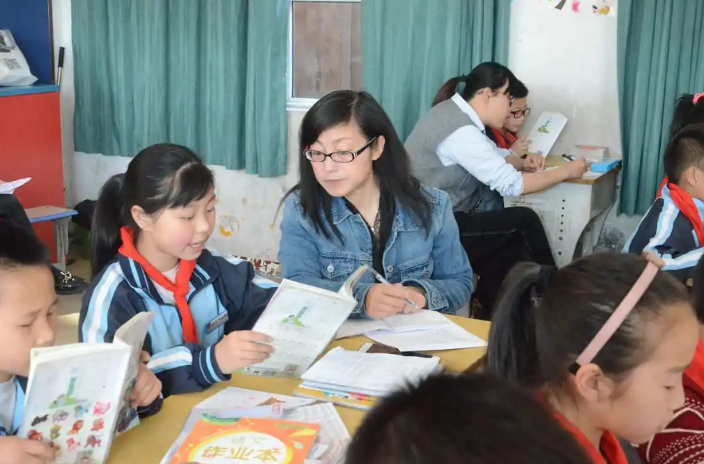 道士头和扎小辫，小学生发型代表组织，教师：不盘是不是不合群-道士发髻种类