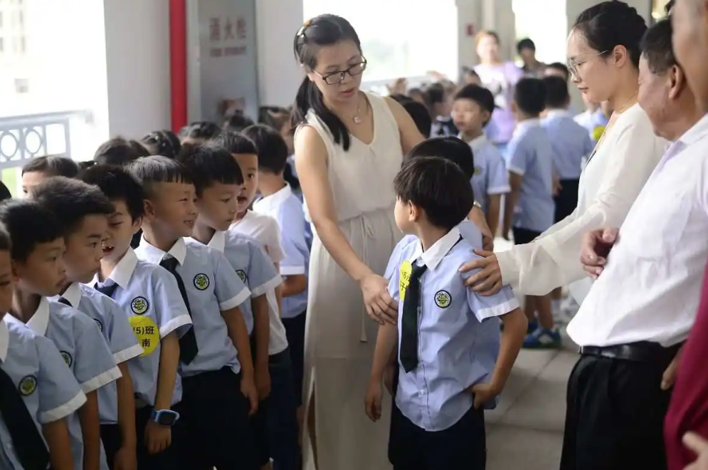 道士头和扎小辫，小学生发型代表组织，教师：不盘是不是不合群-道士发髻种类