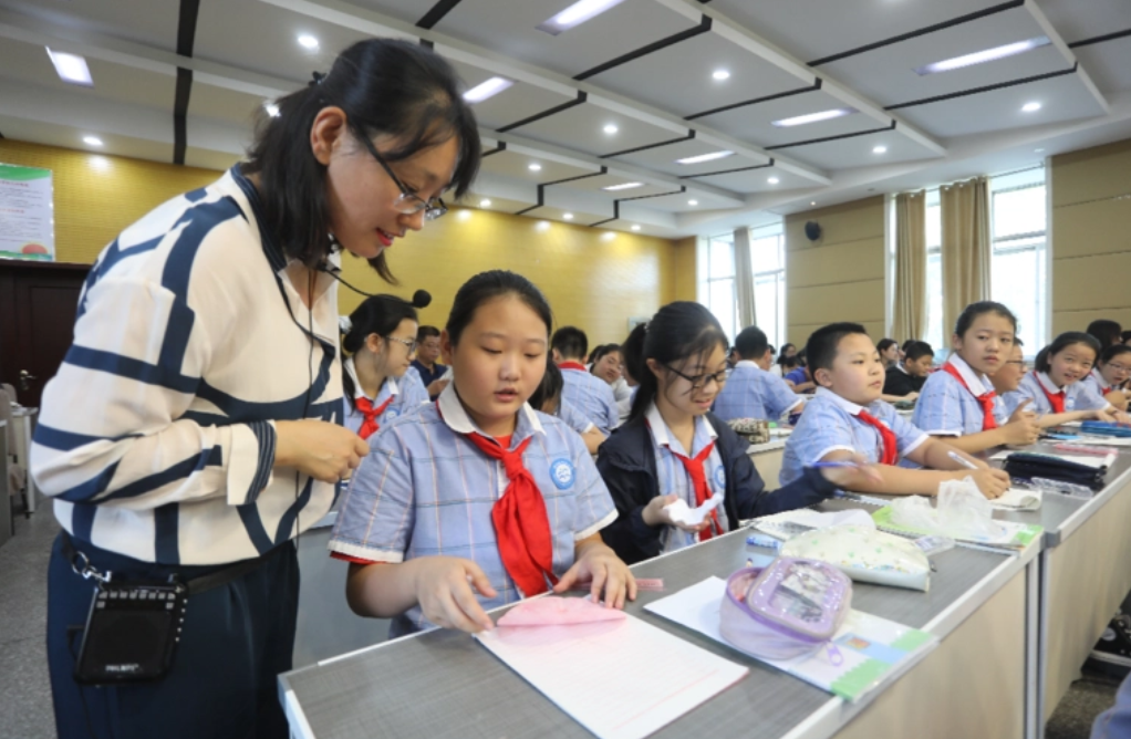 道士头和扎小辫，小学生发型代表组织，教师：不盘是不是不合群-道士发髻种类