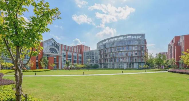 超全！世外、领科、交附IB、光华剑桥等25所热门国际高中招生启动（世外高中国际部录取分数线）